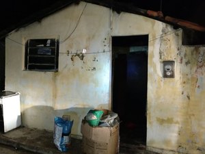 Fogo deixa residência completamente destruída em Palmeira dos Índios