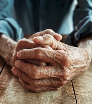 Covid: Fiocruz alerta sobre tendência de alta na internação de idosos
