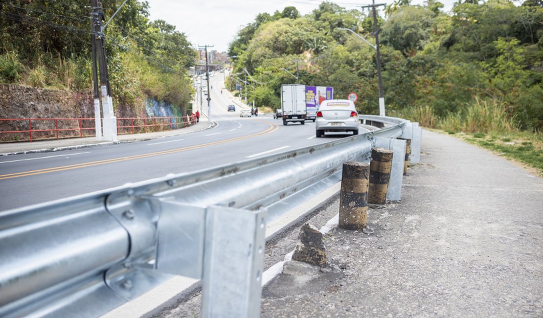 Prefeitura de Maceió instala novas defensas metálicas para absorver impactos no trânsito