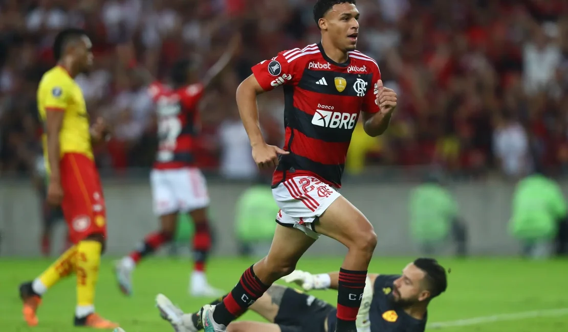 Flamengo recusa oferta de time inglês por Victor Hugo