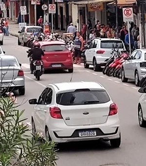 Mulher tem bolsa arrancada do braço durante assalto no Centro de Arapiraca