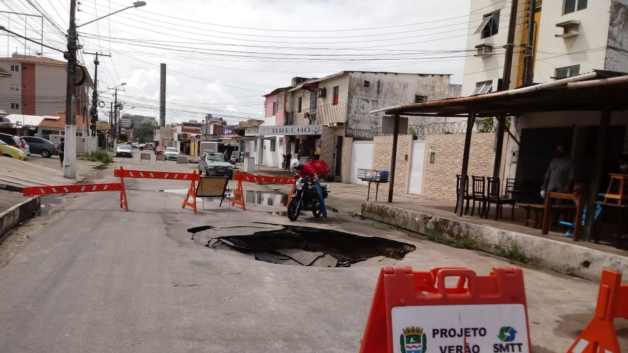Cratera se abre novamente e interdita rua Soldado Eduardo Santos, na Jatiúca 7Segundos Maceió
