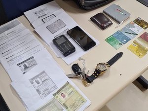 Homem é preso por vender carteira de habilitação falsa na porta do Detran