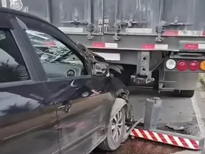 Carro bate na traseira de carreta e deixa trânsito lento na AL-220