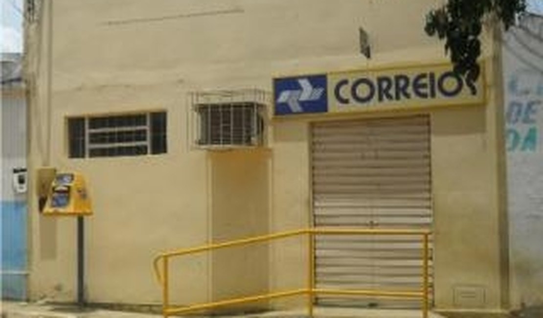 Assaltantes invadem agência dos Correios e roubam dinheiro e arma