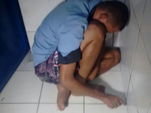 Jovem com mandado de prisão em aberto é preso pela polícia com drogas