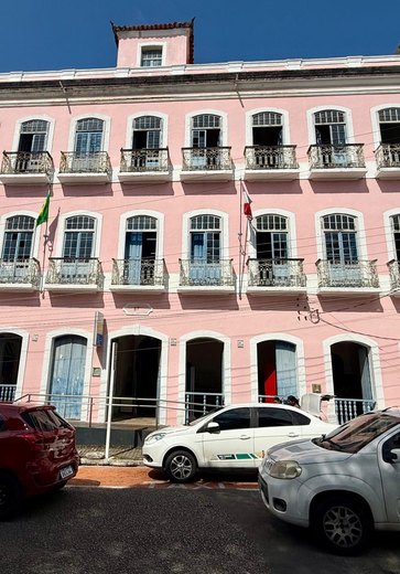 Biblioteca Pública Graciliano Ramos recebe exposição 'Arte, Vida e Superação'