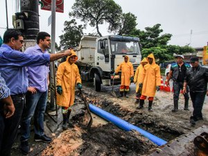 Prefeito Rui Palmeira vistoria obras de drenagem no Tabuleiro