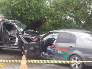 Colisão frontal entre veículos deixa um morto e três feridos na AL-101 Norte