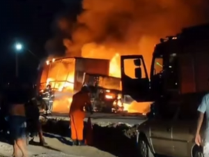Carreta pega fogo e fica destruída em incêndio no Conjunto Antônio Lins em Rio Largo