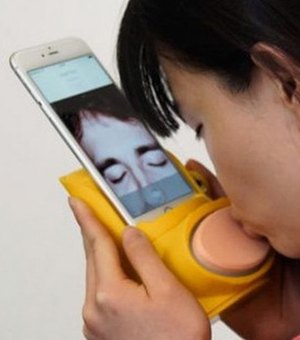 Dispositivo para celular permite beijo na boca à distância