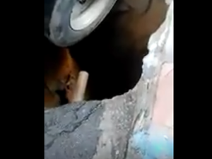 Buraco se abre e caminhão fica preso no bairro do Pinheiro