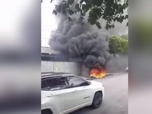 Funcionários protestam por salários atrasados em frente a garagem de ônibus em Maceió