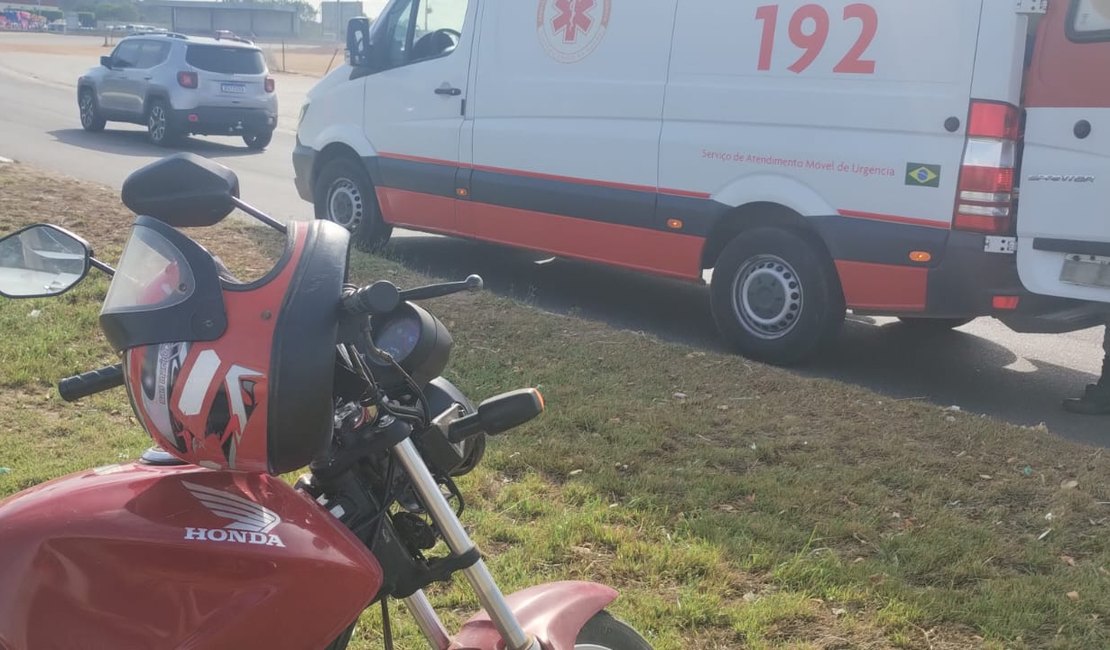 Idoso fica ferido em acidente entre carro e moto no trevo do BPRv,  em Arapiraca