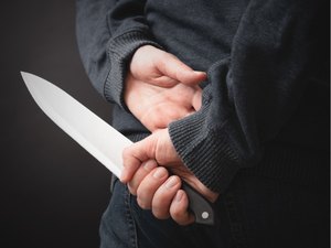 Paciente psiquiátrico faz ameaças com facas e é contido pela PM após 3h de negociação, em Arapiraca