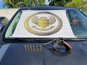 Polícia Civil prende homem, apreende arma e recupera veículo roubado