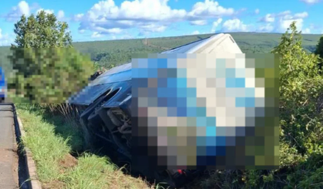 Ônibus com destino a Arapiraca tomba na BR-251 em Minas Gerais; 46 passageiros estavam a bordo