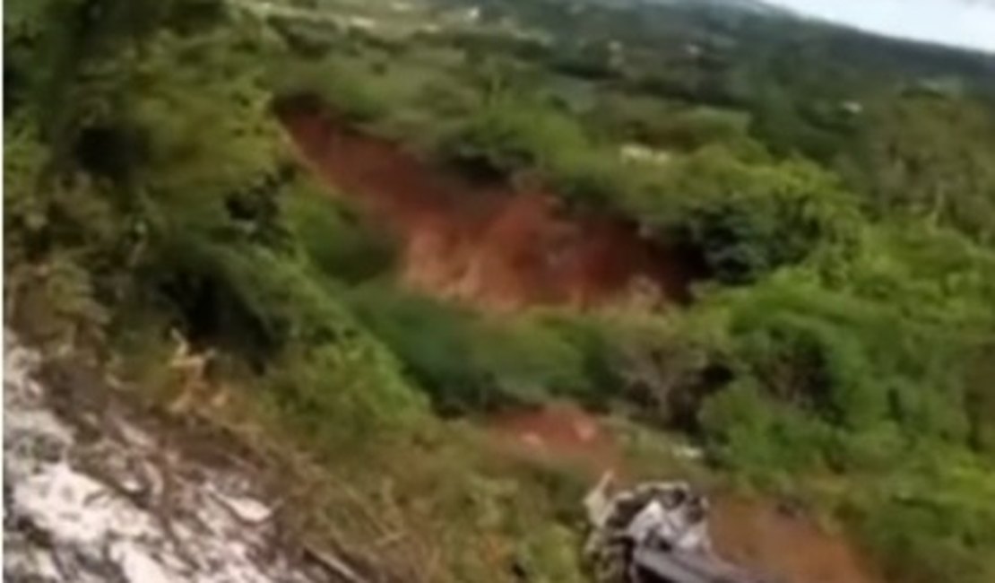 Caminhão cai em ribanceira após falha nos freios e motorista fica ferido em Palmeira dos Índios