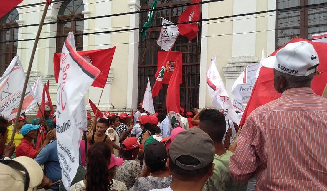 Trabalhadores rurais fazem manifestação pela reforma agrária nas ruas do Centro
