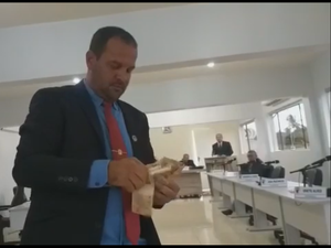 Vereador de São Sebastião joga R$ 1 mil em cédulas no plenário da câmara