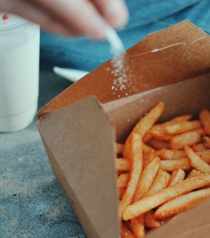 Adolescente fica cego por causa de alimentação à base de batatas fritas