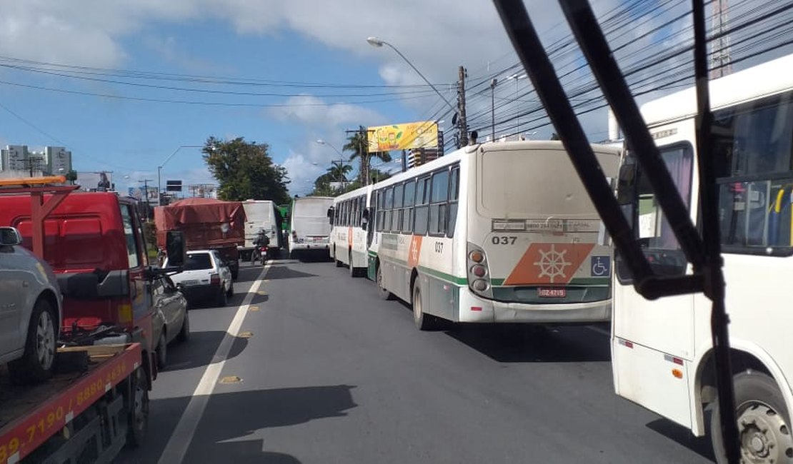 Por salários atrasados, rodoviários de Rio Largo fecham Av. Fernandes Lima