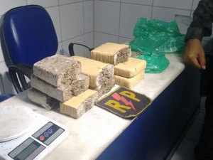 Polícia apreende seis quilos de maconha e recupera moto roubada no Santos Dumont