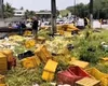 Carreta com carga de frutas e verduras tomba na rodovia BR-316 na Ladeira do Catolé