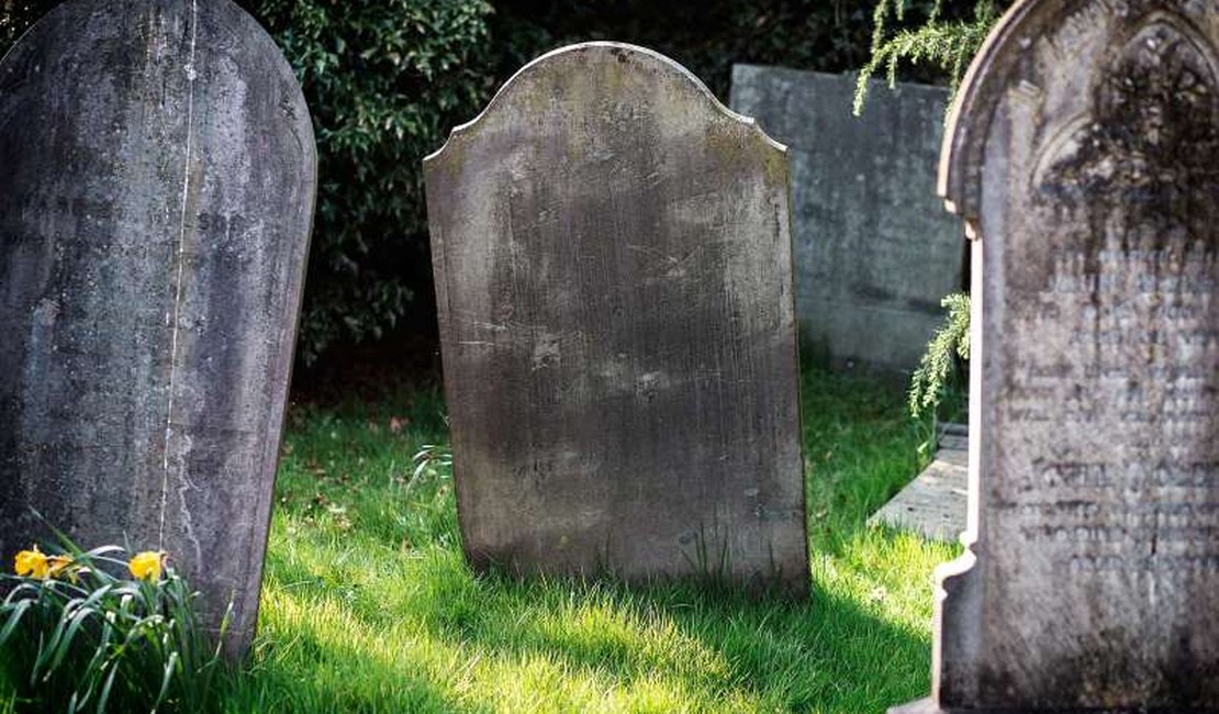 Jovens são presos por pegar crânio e tirar “selfie” em cemitério