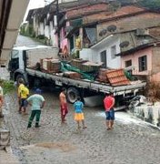 Caminhão desgovernado invade calçada de residência em Joaquim Gomes