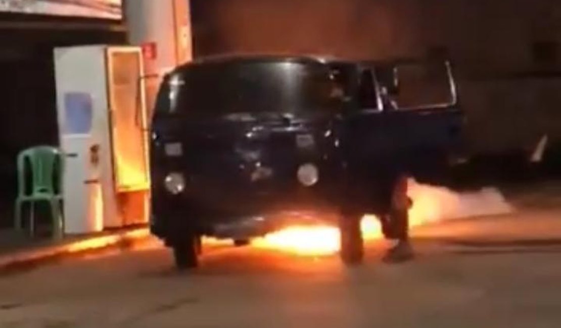 [Vídeo] Kombi pega fogo dentro de posto de combustíveis, em Arapiraca