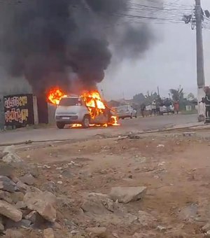 [Vídeo] Carro pega fogo e é dado como perda total no bairro Cidade Universitária