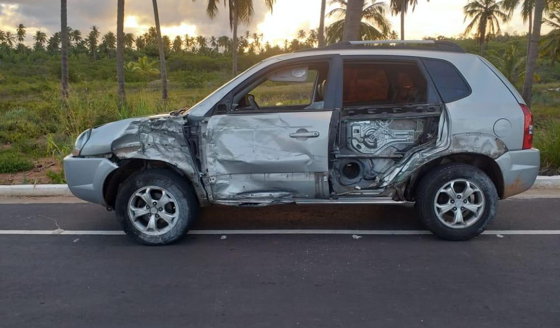 Veículo fica destruído após colisão na AL 101 Sul, em Coruripe