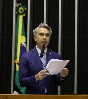 Câmara aprova relatório de Rafael Brito que cria SUS da Educação