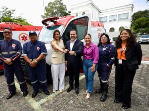 Prefeita Ceci celebra: Atalaia recebe nova ambulância do SAMU e garante construção de escola moderna