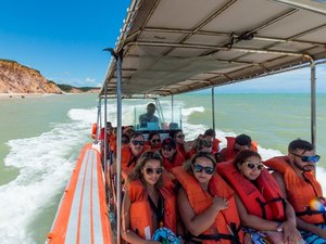 Blogueiras recordistas de visualizações exploram litoral de Alagoas
