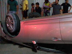 Carro capota e atinge estrutura de evento no Bosque da Arapiracas  