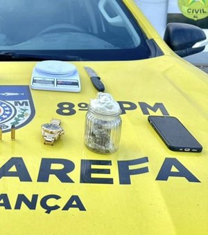 Suspeito tenta enganar policiais durante operação em Rio Largo, mas é preso com drogas e armas
