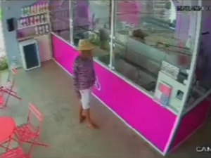 [Vídeo] Homem assalta sorveteria no Conjunto José Tenório