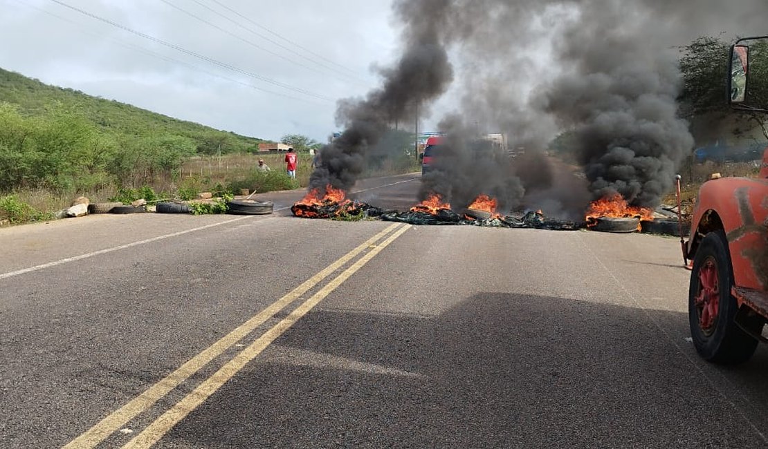 [Vídeo] Moradores de Canapi fecham rodovia em protesto para reivindicar construção de lombadas em frente a escola