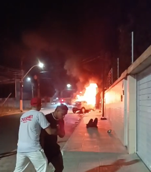 [Vídeo] Carro pega fogo após colidir contra muro de residência em Penedo