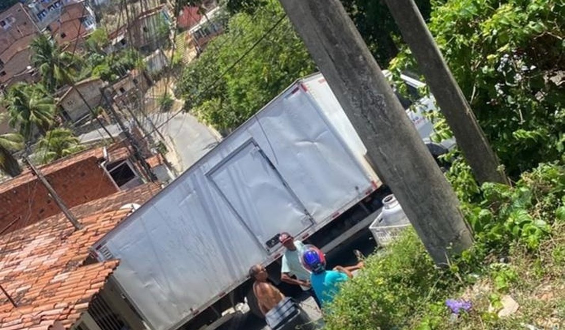 [Vídeo] Caminhão-baú perde freio e provoca congestionamento na Ladeira da Moenda