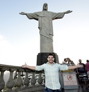 Ex-BBB Cézar Lima realiza sonho de conhecer o Cristo Redentor no Rio