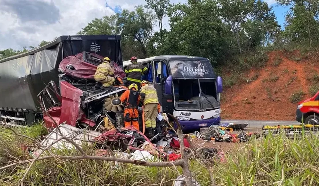 [Vídeo] Ônibus de Alagoas com destino ao Paraná colide com carreta em MG de deixa mais de 50 feridos