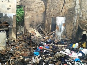 Mulher consegue escapar de incêndio após filho atear fogo na casa