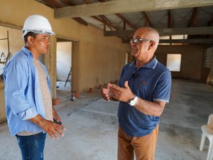 Japaratinga: prefeito Déo visita construção da Creche do Boqueirão