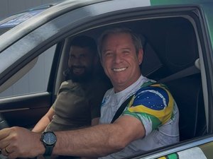 Cabo Bebeto e Fábio Costa reúnem direita alagoana em motocarreata e adesivaço
