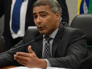 Romário tem melhora no estado de saúde, mas continua internado