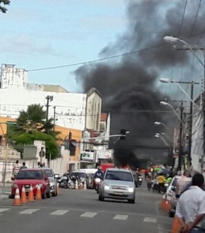 Comerciantes bloqueiam acesso à Praça do Pirulito em protesto contra falta de infraestrutura