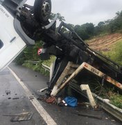 Caminhão prancha capota e deixa uma pessoa gravemente ferida na BR-101